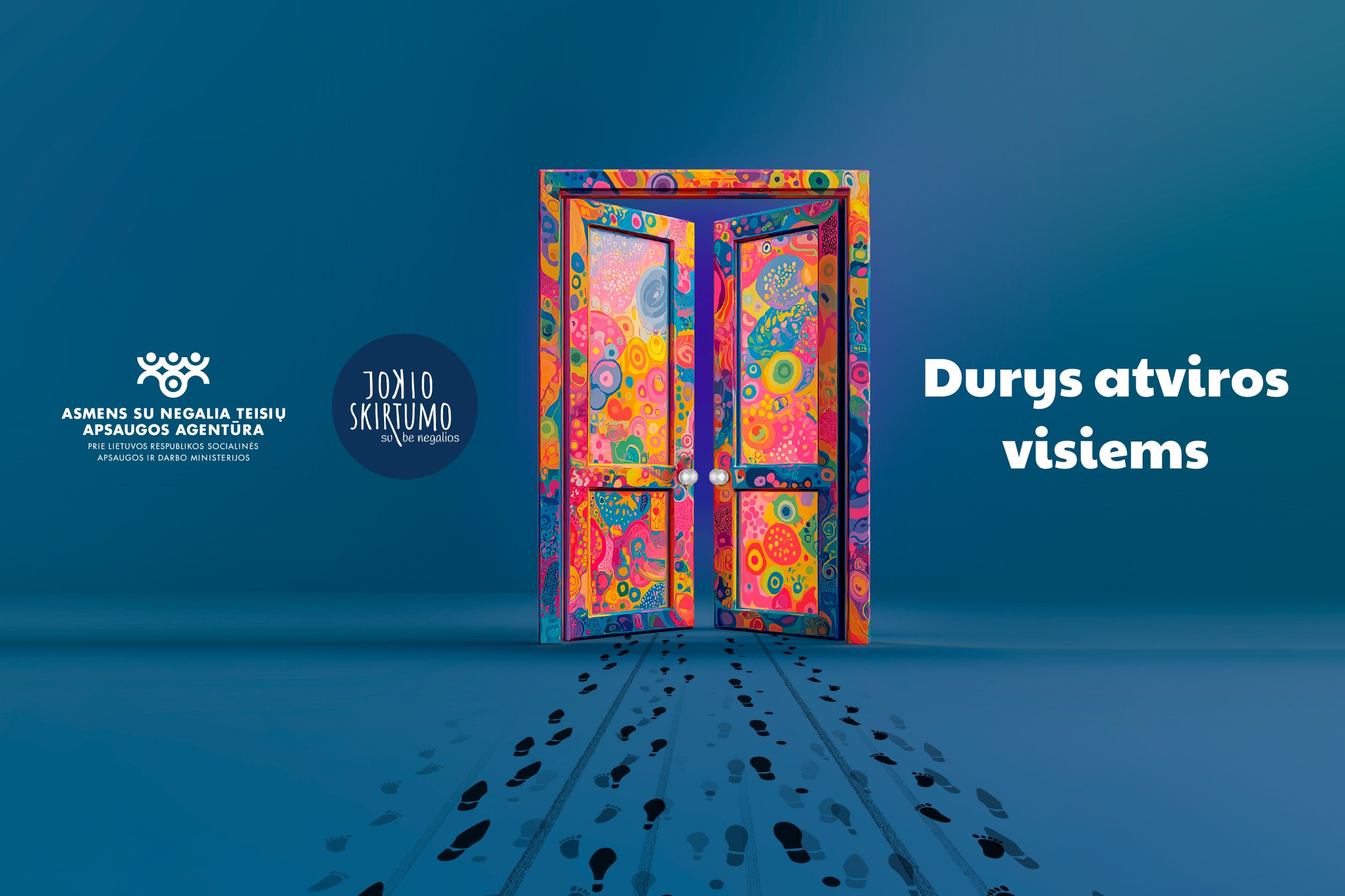 Nuotraukoje - spalvotos dviejų durų praviros durys, išmargintos melvais, oranžiniais, rožiniais ratais su taškeliais. Apačioje link durų yra įvairių dydžių žmonių pėdsakai, vežimėlio ratų žymės. Jų fone užrašas Durys atviros visiems. Viršuje Asmens su neg