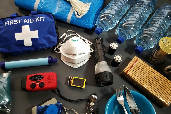 Notrauka su išlikimo krepšyje naudojamais svarbiausiais daiktais, reikalingais krizinėje situacijoje: radijo imtuvas, prožektorius, degtukai, baterijos, pirmosios pagalbos vaistinėlė, respiratorius ir kita.