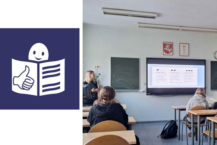 Kairėje yra lengvai suprantamos kalbos simbolis. Dešinėje: nufotografuota klasė iš nugaros, moksleiviai žvelgia į priekį, stebi skaidrę, kurioje pavaizduoti skirtingi lengvai suprantamos kalbos lygiai. Virš skaidrės ant sienos kabo Lietuvos Respublikos he