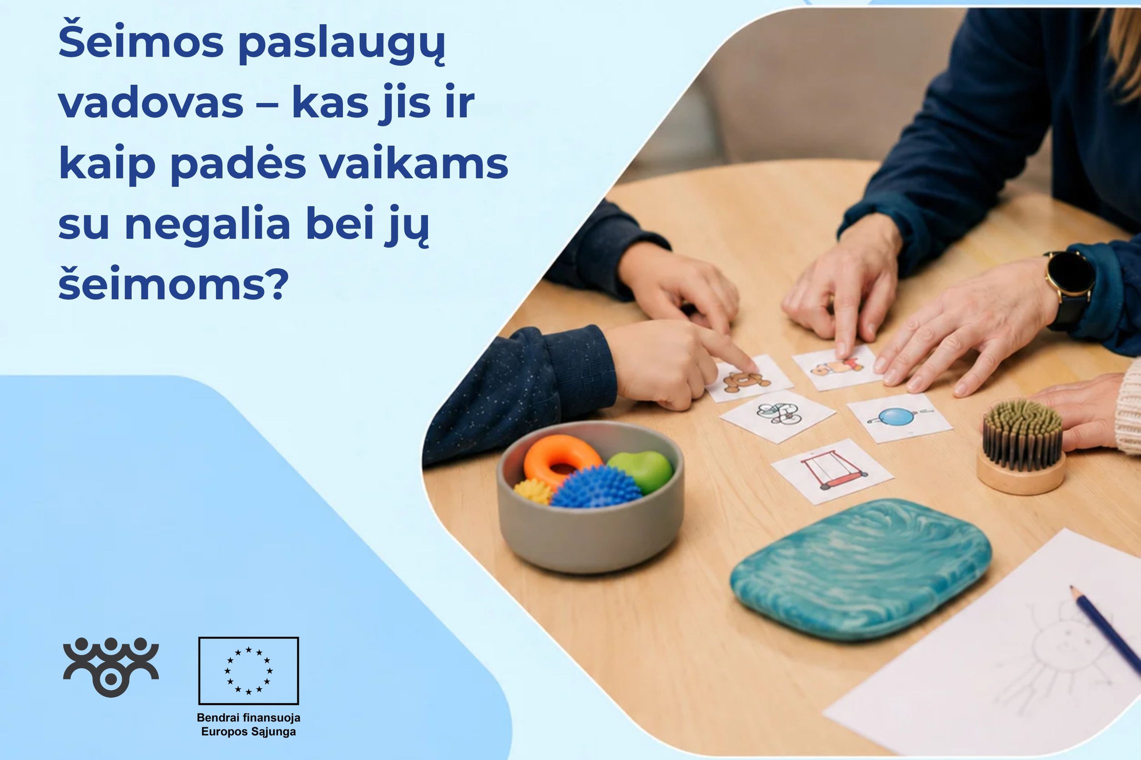 Šviesiai mėlyname fone tamsiai mėlynomis raidėmis užrašyta „MOKYMAI“ ir „Šeimos paslaugų vadovas – kas jis ir kaip padės vaikams su negalia bei jų šeimoms?“. Dešinėje – nuotrauka, kurioje vaikas ir suaugusieji prie stalo rodo į paveikslėlių korteles. Ant 