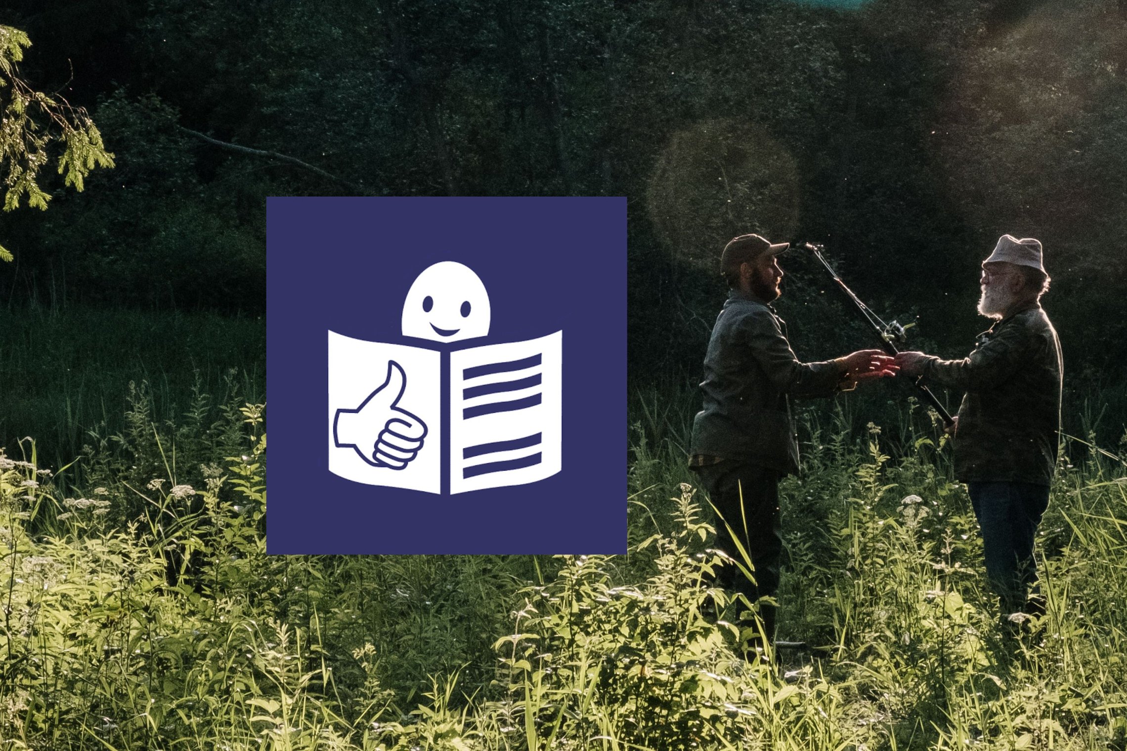 Nuotrauka su miške stovinčiais dviem vyrais, kurie laiko meškerę, atsisukę vienas į kitą bendrauja. Per vidurį yra Lengvai suprantamos kalbos ženklelis - virš atverstos knygos kyšanti skaitytojo galva, ant knygos viršelio pusės uždėtas nykštys į viršų. Ta