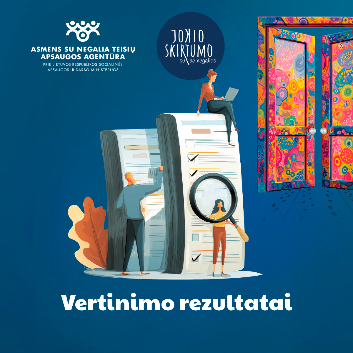 Viršuje kairėje – Asmens su negalia teisių apsaugos agentūros logotipas ir pavadinimas, viršuje dešinėje – kampanijos logotipas „Jokio skirtumo su negalios“. Iliustracijoje piešti žmonės šalia didelio dokumentų segtuvo: vienas žmogus tikrina sąrašą su lupa, kitas sėdi ant segtuvo su nešiojamu kompiuteriu. Dešinėje matosi spalvingos atviros durys. Paveikslo apačioje užrašas: Vertinimo rezultatai