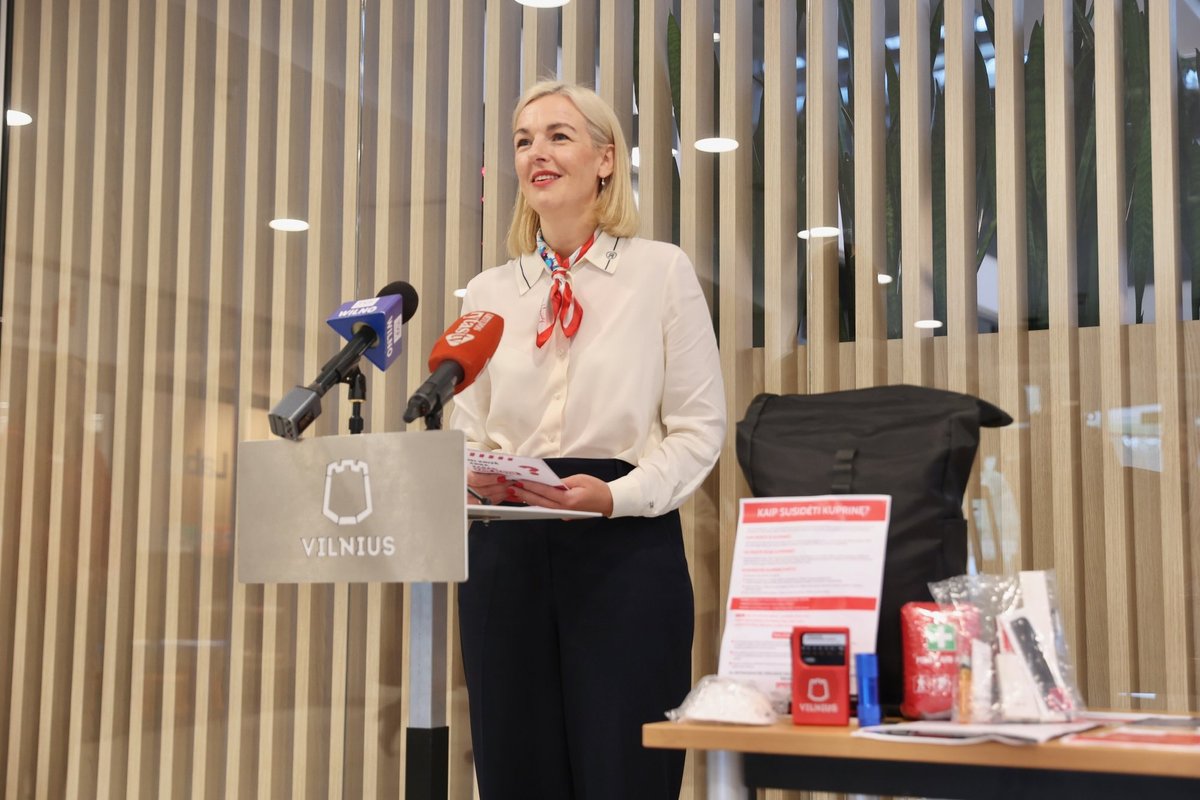 Prie tribūnos su mikrofonais stovinti Vilniaus miesto vicemerė Simona Bieliūnė.