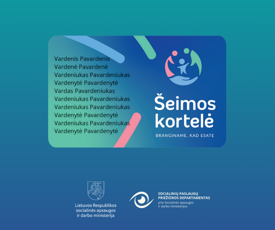 Plakatas su per vidurį esančia šeimos kortele, ant kurios matosi logotipas bei išvardinti netikri asmenys: Vardenis Pavardenis, Vardeniukas Pavardeniukas, Vardenytė Pavardenytė ir kiti. Žemiau yra du logotipai: Socialinės apsaugos ir darbo ministerijos bei Socialinių paslaugų priežiūros departamentas prie SADM.