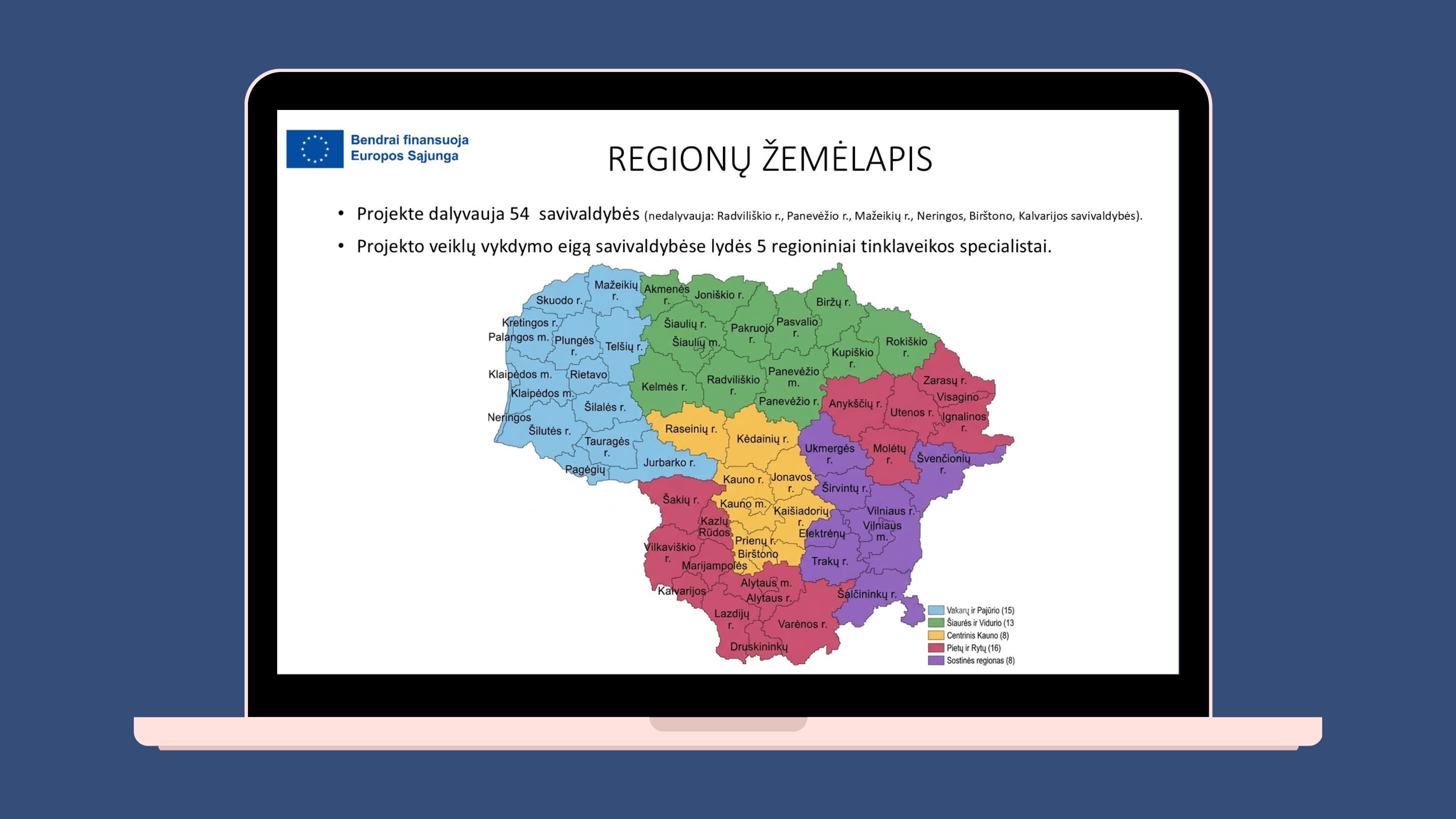 Kompiuterio ekrane balta skaidrė „Regionų žemėlapis“. Lietuvos savivaldybių žemėlapis penkiomis spalvomis suskirstytas į Vakarų ir Pajūrio, Šiaurės ir Vidurio, Centrinį Kauno, Pietų ir Rytų bei Sostinės regionus. Nurodyta, kad projekte dalyvauja 54 savivaldybės, o nedalyvauja Radviliškio, Panevėžio ir Mažeikių rajonų, Neringos, Birštono bei Kalvarijos savivaldybės. Projekto veiklas regionuose lydės penki regioniniai tinklaveikos specialistai. Viršutiniame kairiajame kampe pateiktas Europos Sąjungos finansavimo ženklas.