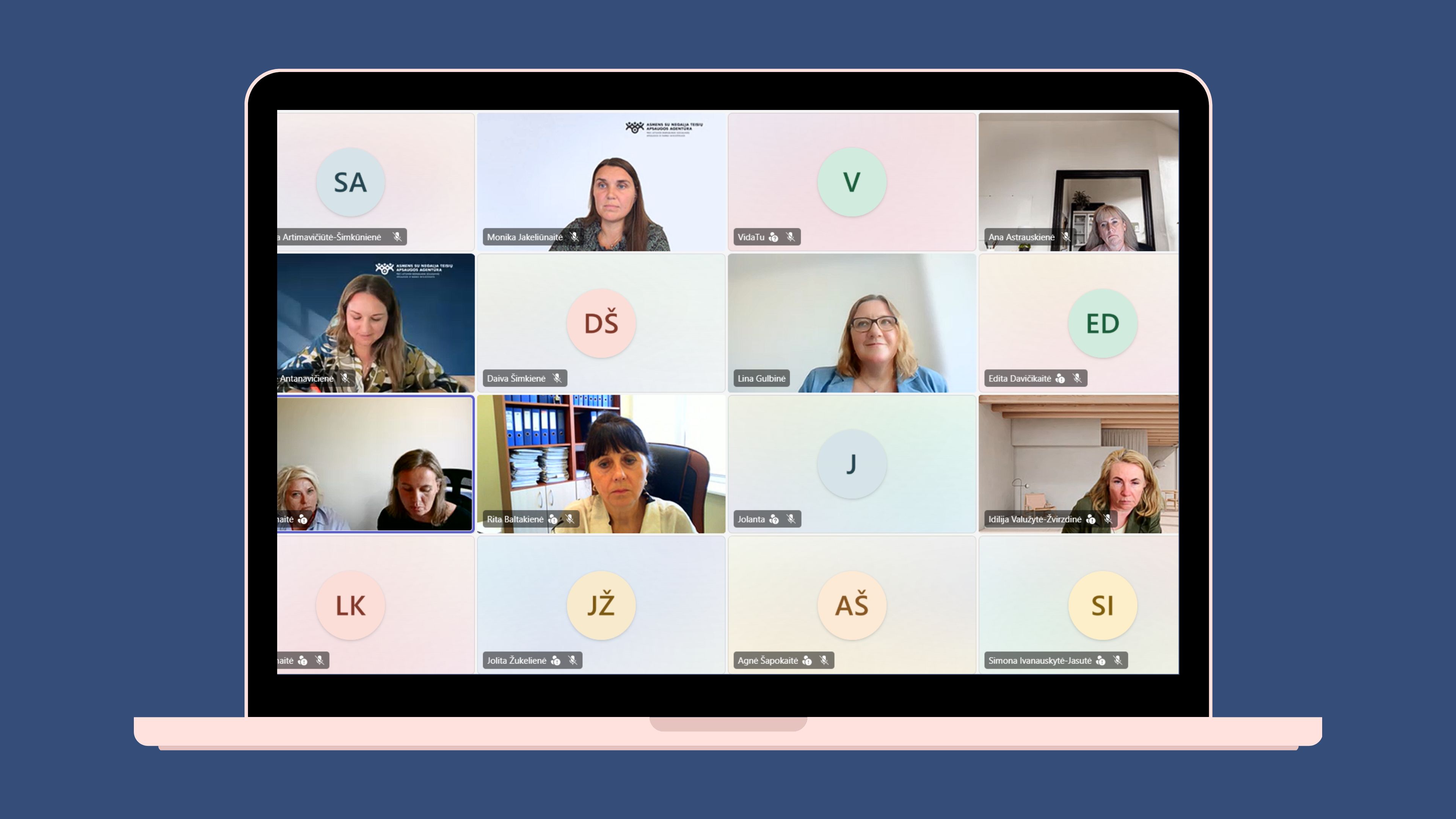 „Microsoft Teams“ nuotolinio susitikimo ekrano vaizdas kompiuterio ekrane. Matoma 16 dalyvių langų: septyniuose įjungtos kameros, viename iš jų kartu matomos dvi moterys, kituose languose rodomi dalyvių inicialai. Mėlynu rėmeliu pažymėtas Rasos Rašimaitės langas, šalia jo rodomas pakeltos virtualios rankos simbolis.